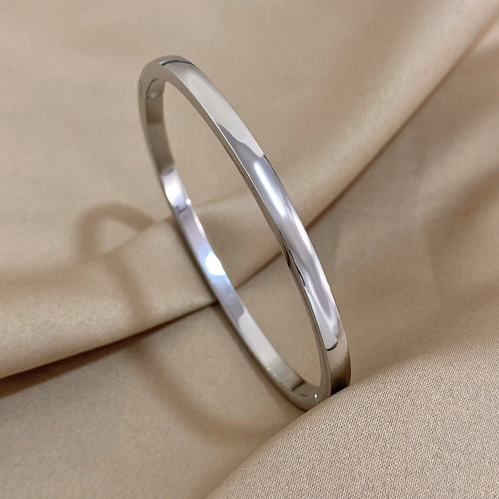 A simple, versatile accessory designed for everyday styling and easy layering.