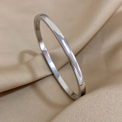 A simple, versatile accessory designed for everyday styling and easy layering.