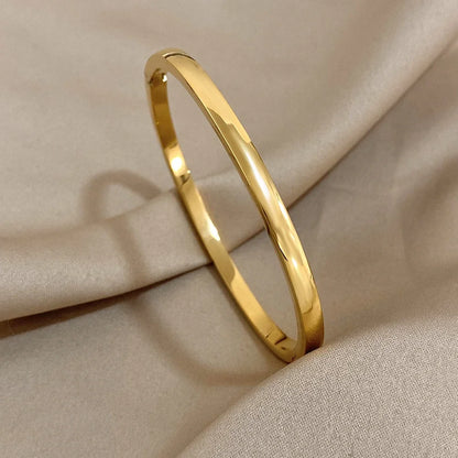 A simple, versatile accessory designed for everyday styling and easy layering.