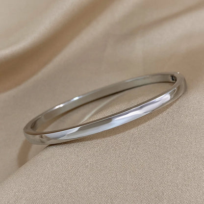 A simple, versatile accessory designed for everyday styling and easy layering.